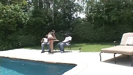 Белая шлюшка делает минет на улице в межрасовом тройничке