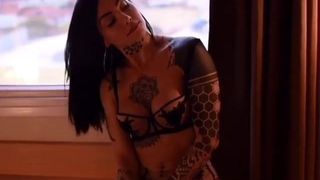 Mooie getatoeëerde tgirl