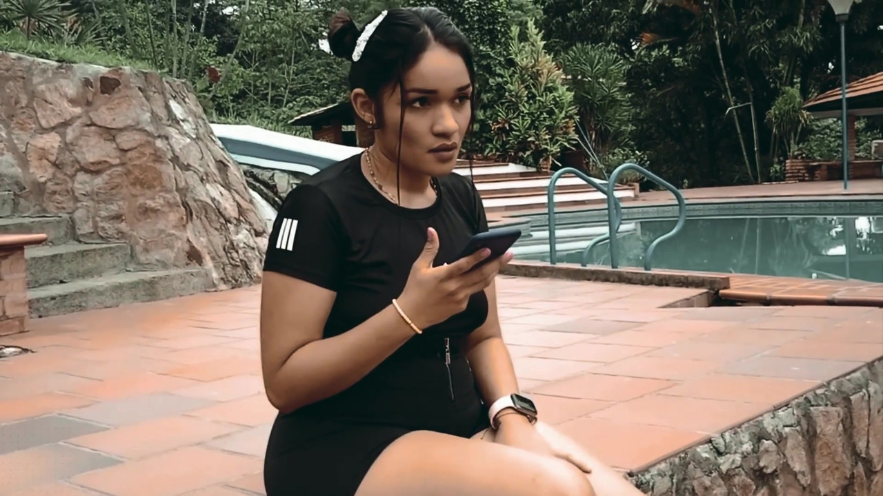 饥渴的拉丁大屁股操她的瑜伽教练 - 胖美女