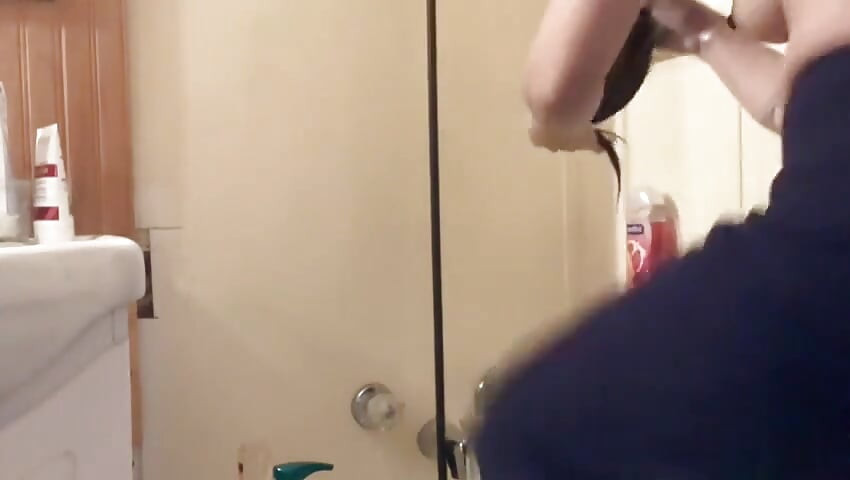 Hana waschen ihre haare auf der badewanne, kleine titten, so schön