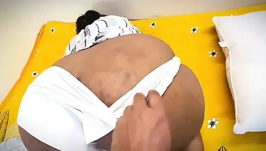 Büyük götlü üvey anne azgınken oğlunun arkadaşı tarafından sikiliyor