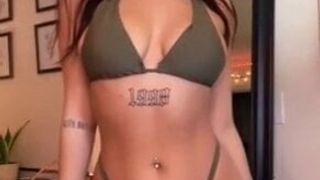 Ici jouit Ashley Hott et son corps de bikini pulpeux et sexy