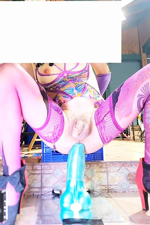 Transsexuală drăguță transsexuală TSsy călărește un vibrator anal mare fără chiloți