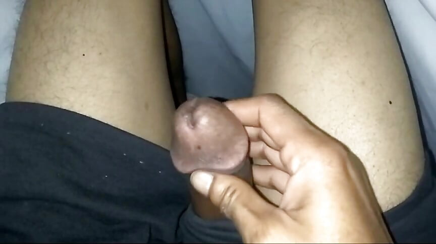 침대에서 느끼는 소년.