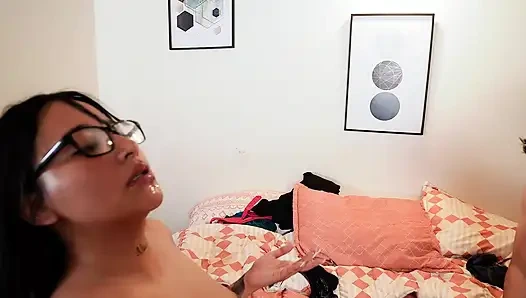 Threesome dengan dua Latina yang sangat panas ingin disetubuhi dan mengisi vagina mereka dengan banyak susu