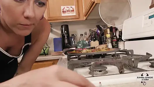 Sinn Sage ile office pizza partisi giantess