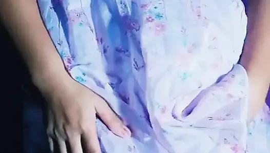 Hintli kız piya kısa elbise giyiyor