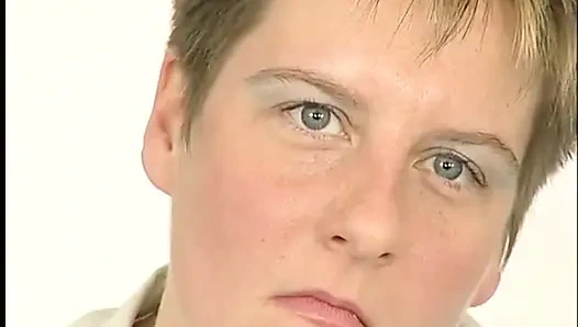 Cewek dewasa rambut pirang di ruangan casting sampai dicrot di toket setelah masturbasi dan nyepong kontol