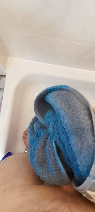 Cewek amatir rambut oranye muncrat sendirian dan bersih-bersih kontol di kamar mandi
