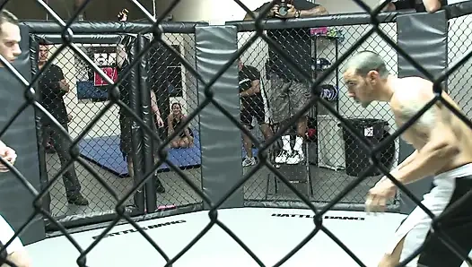 Zenci hatun ringde adamın yarağını tatmin ediyor