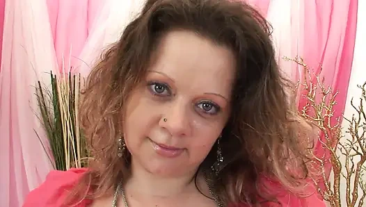 Pelacur gemuk mengerang saat kontol besar menyodok memeknya dengan keras