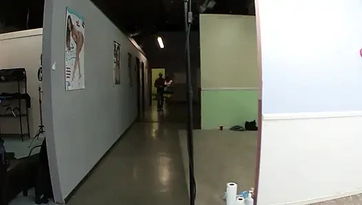 Tief gepumptes fickloch von lustvoller junger cooter sieht zierlich aus voller cumshot