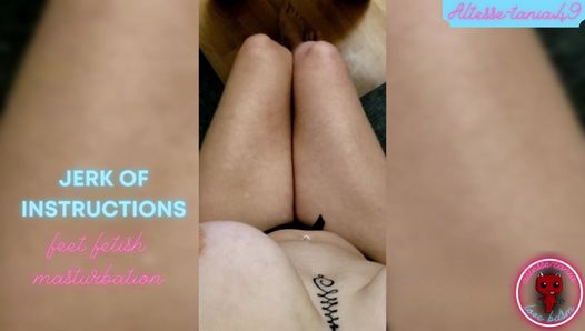 Eine Unterwürfige masturbiert zu meinen Füßen
