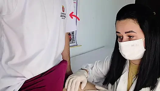 Экстренная ситуация из университета: медсестра осматривает студента с постоянной эрекцией