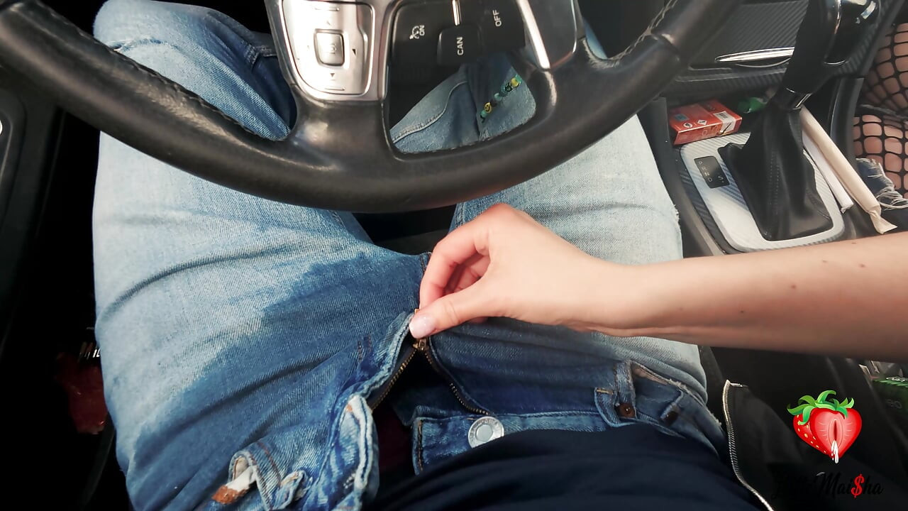 Un empleado de McDonald me derramó Sprite. Como castigo, tuvo que hacerme una mamada y tragarlo en el auto.