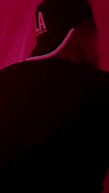 Glory Hole u disko toaletu, pušim strancu | Klip 1