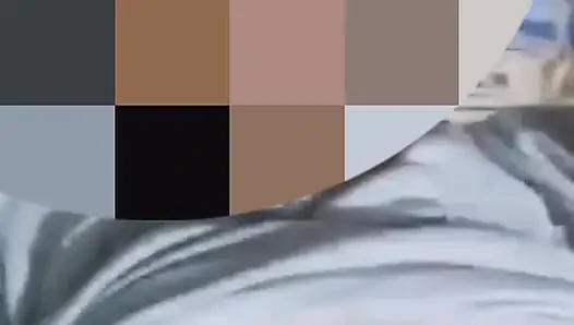 zeigt ihre großen natürlichen brüste in einem videoanruf
