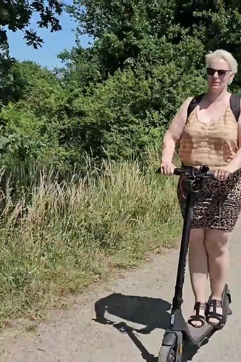 Scooterla yolda hafifçe davranmak