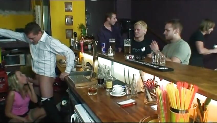 Orgie fest på puben ... sexig blondin i aktion