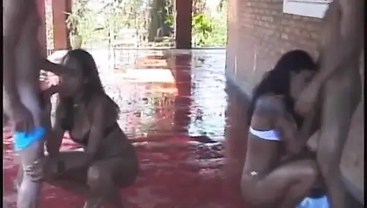 Pissene durchnässte schlampen in goldener duschorgie getränkt