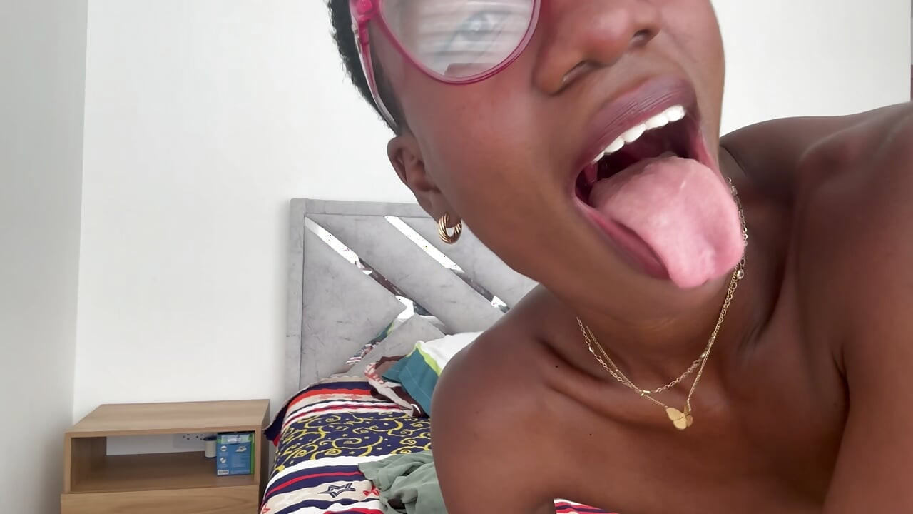Schüchterne Ebony-Nerdin engagiert imaginäre Sexarbeiterin, um ihren Arsch zu ficken