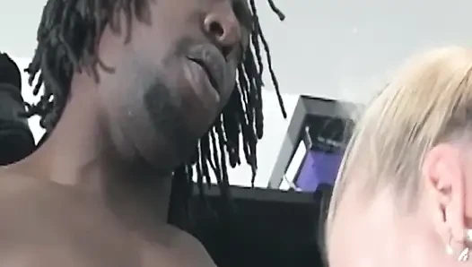 Sarışın orta yaşlı seksi kadın büyük zenci yarağıyla sert sikişiyor ıslak gırtlağına kadar alıyor
