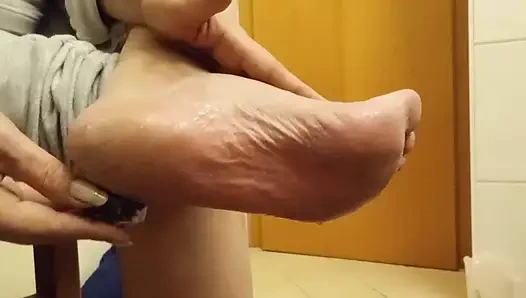 Slippery soles close-up – totally sexy & pure!