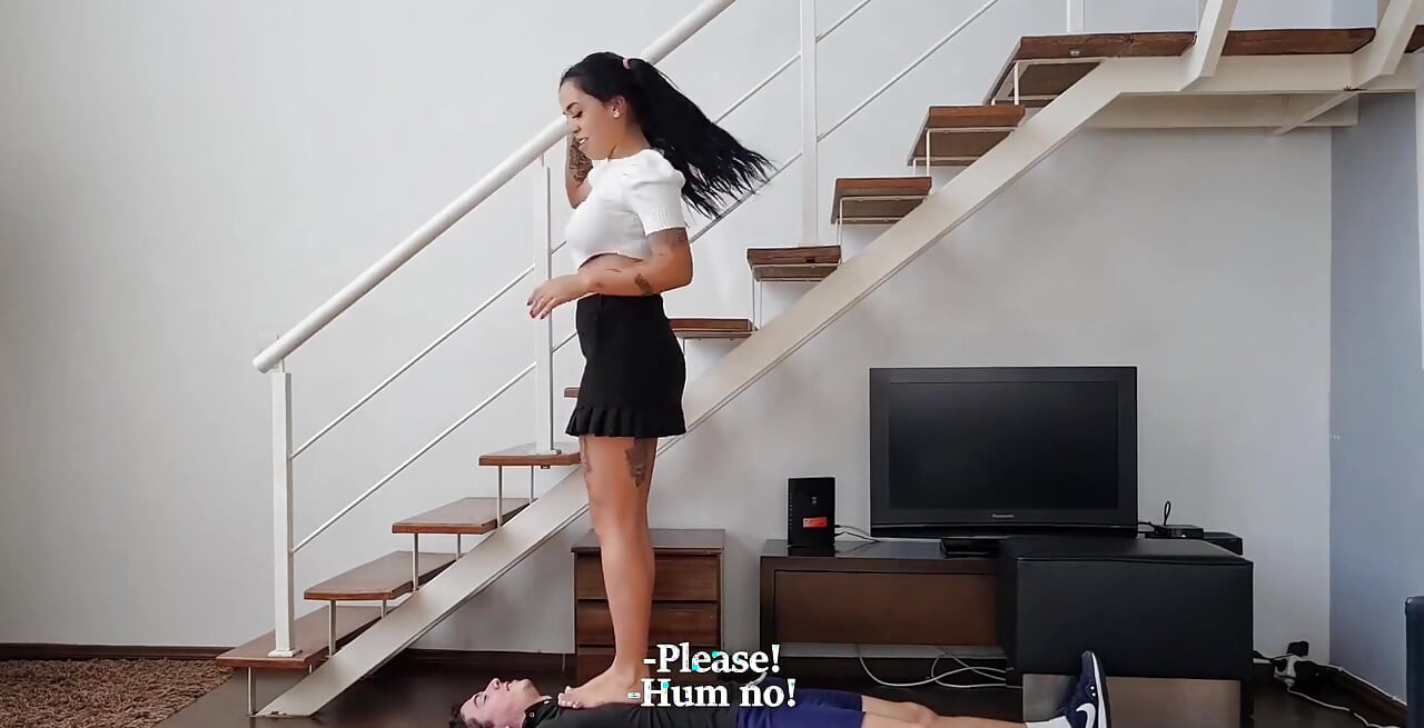 Cheerleader tramper taper som tror han skal på festen