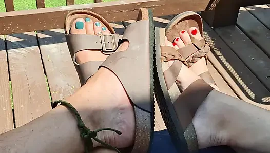 Wir zeigen unsere gepflegten zehen und verschiedenen sandalen, damit du dein fleisch streicheln und über sie schießen kannst