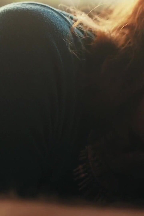 Рыжая транс сосет член папочки на улице