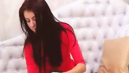 Юная брюнетка показывает свои ступни