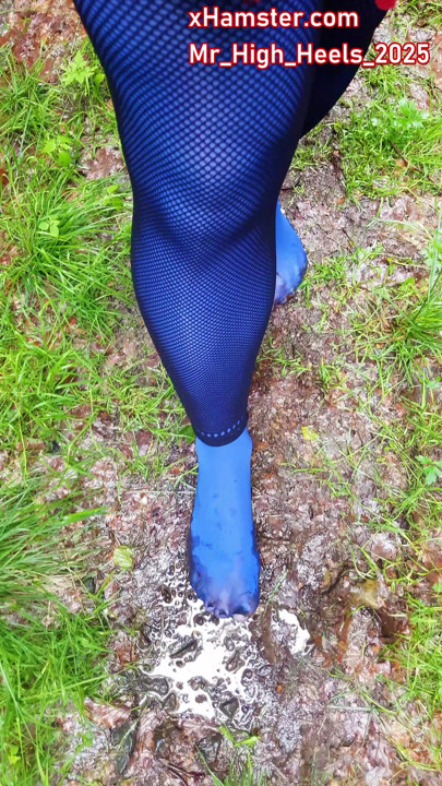 Running in blue pants but without shoes in the mud