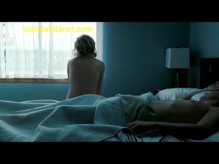 Charlize Theron nue dans la plaine en feu scandalplanet.com