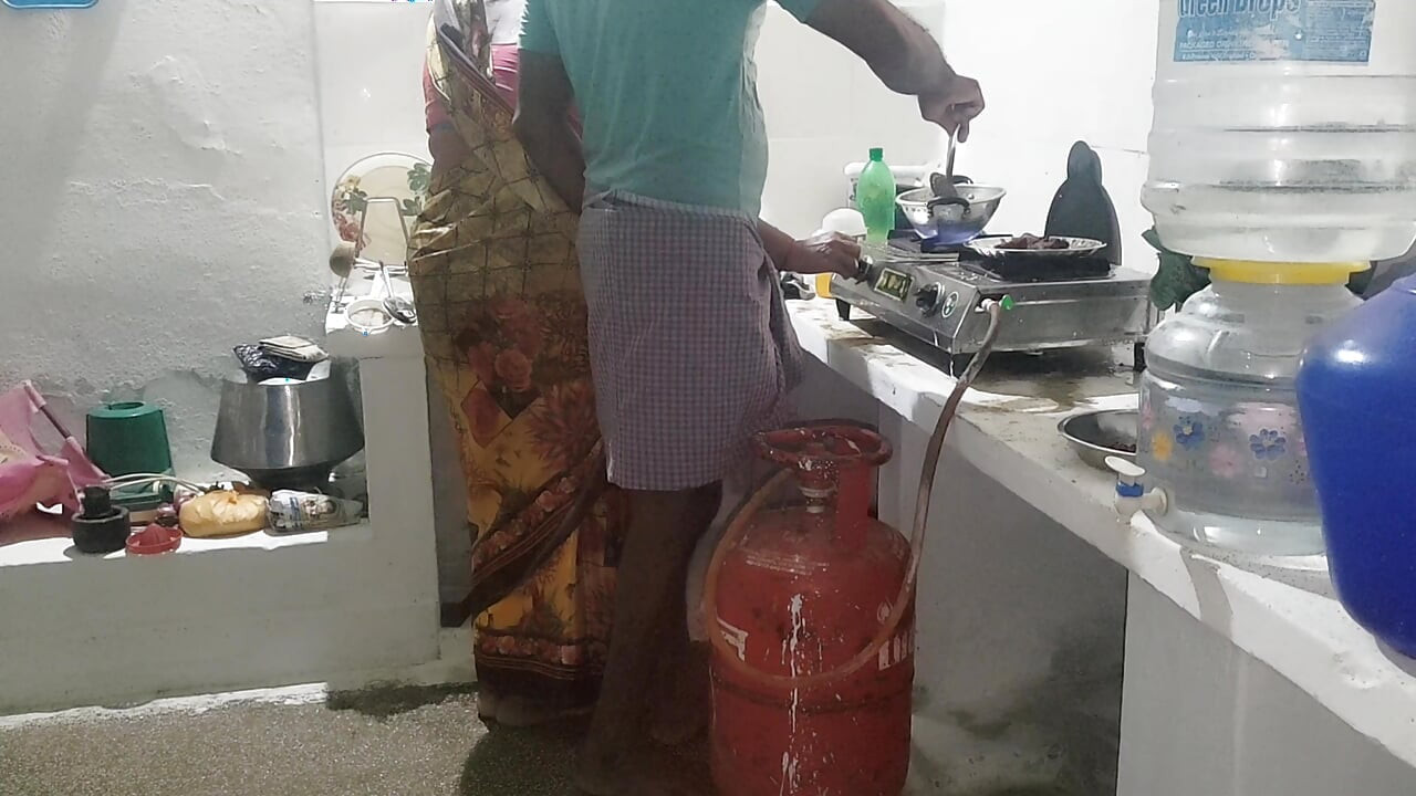 Tôi đã làm tình với mẹ chồng trong khi cô ấy đang nấu ăn trong nhà bếp