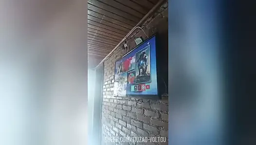 БРЮНЕТКА ПРОГЛАТЫВАЕТ ВСЁ