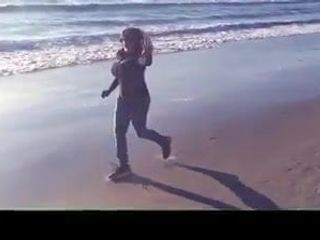 Міні Річард з великими цицьками на пляжі бігає поцілунок