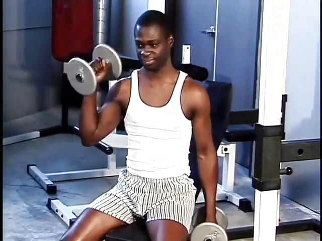 Fit black dude gets his cock sucked at the gym