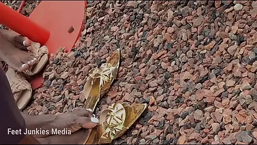 Essence Füße auf Convention Center Blvd