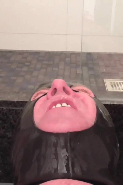 Zlatni tuš u maskiranom licu i ustima