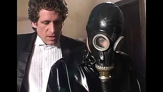 Два больших члена в рот для возбужденной жены-блондинки