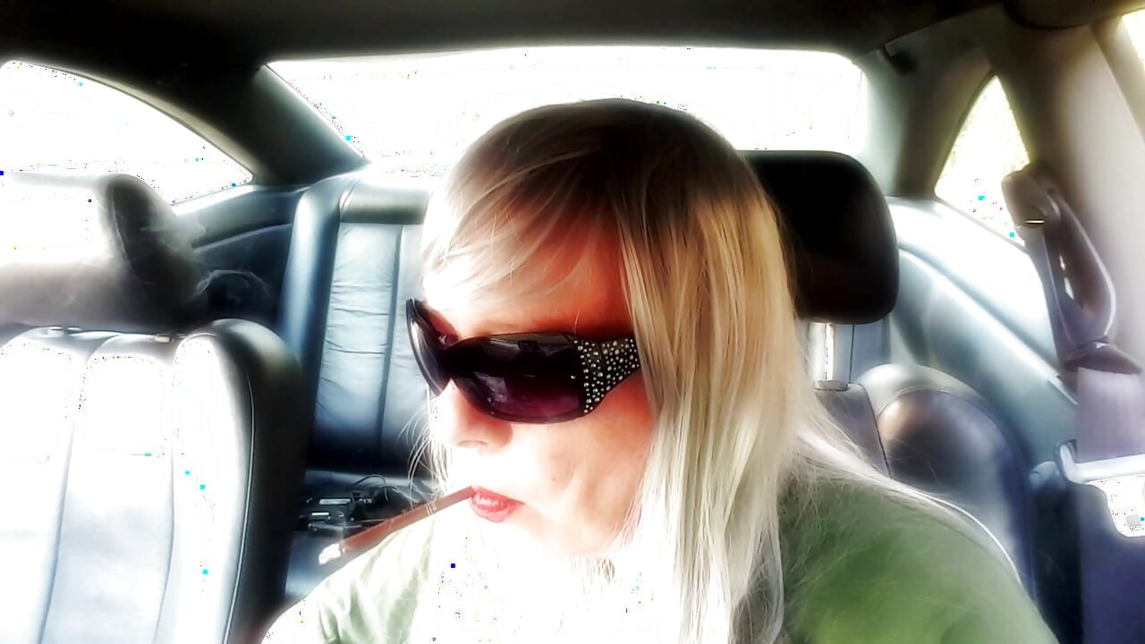 МИССИС RUTHIE CAR КУРИТ MORE120 МЕНТОЛ В ПЕРЧАТКАХ И СОЛНЦЕЗАЩИТНЫХ ОЧКАХ