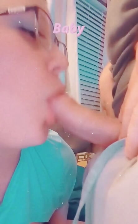 Mengambil video saya bermain dengan batangnya dengan mulut saya, ini sangat menyeronokkan