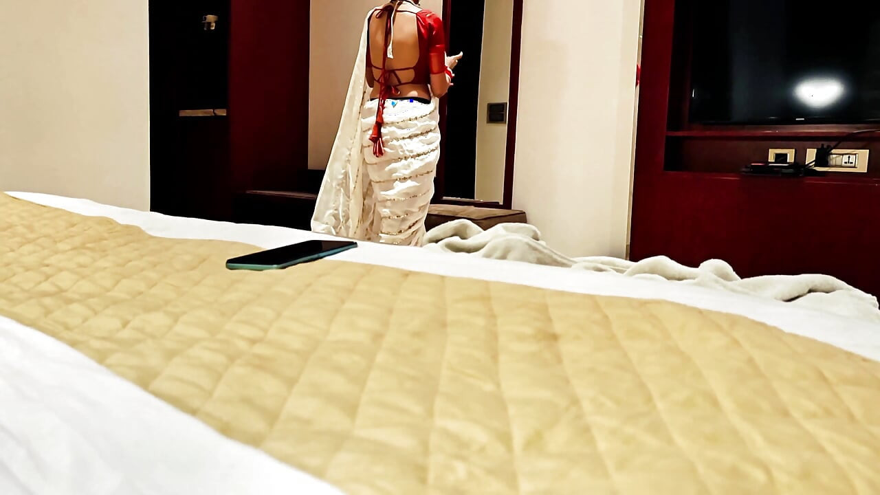 Indischer desi-bahu-sex mit ihrem sasur ji am ersten tag ihrer hochzeit. Hindi-rollenspiel.