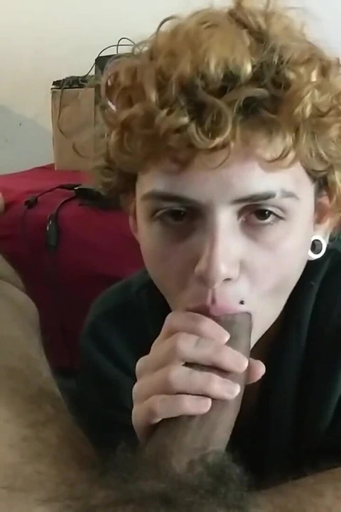 Femboy puši veliki crni kurac