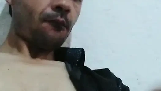 Dizlerinin üstüne çök ve ağzını aç yarağım için dilini dışarı çıkar