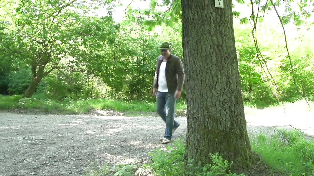 Татуирана мацка си дои циците