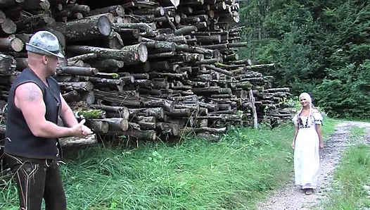 Blondine lutscht einen monsterschwanz, dann wird zum mund gefickt, abspritzen