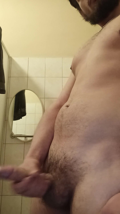 Sama pred ogledalom