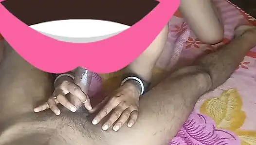 Cewek pantat bahenol ini lagi asik nyepong kontolku sambil bugil