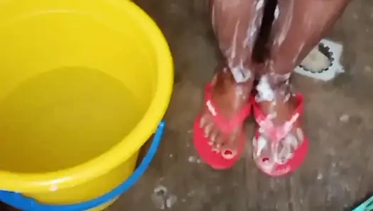 Köydeki geleneksel banyoda banyo yaptırıyor.